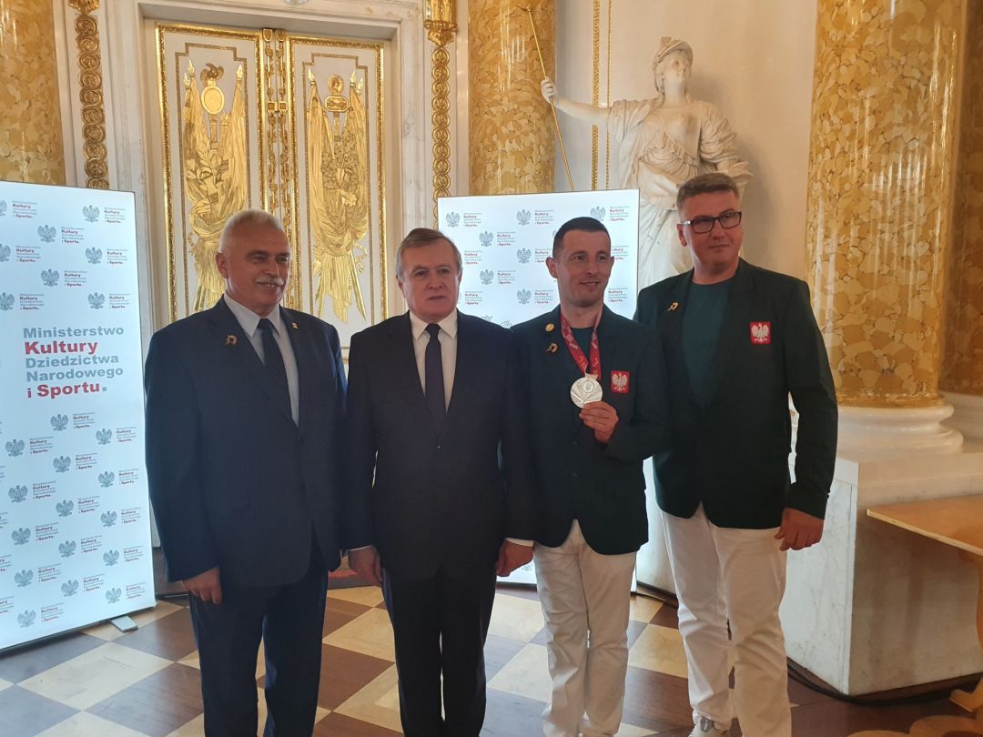 Złote Odznaki Za Zasługi Dla Sportu